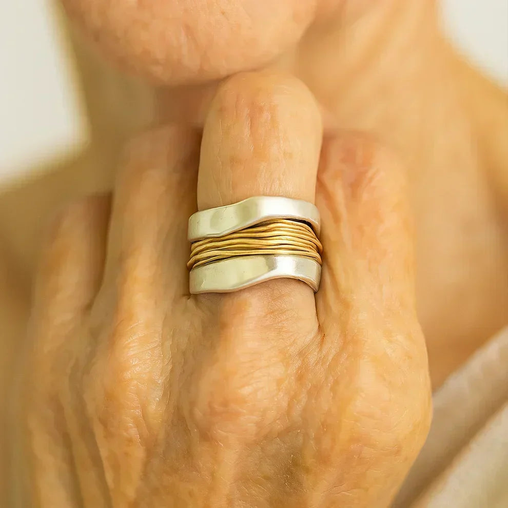 Rebeca | Anillo Plateado con Hilos Dorados