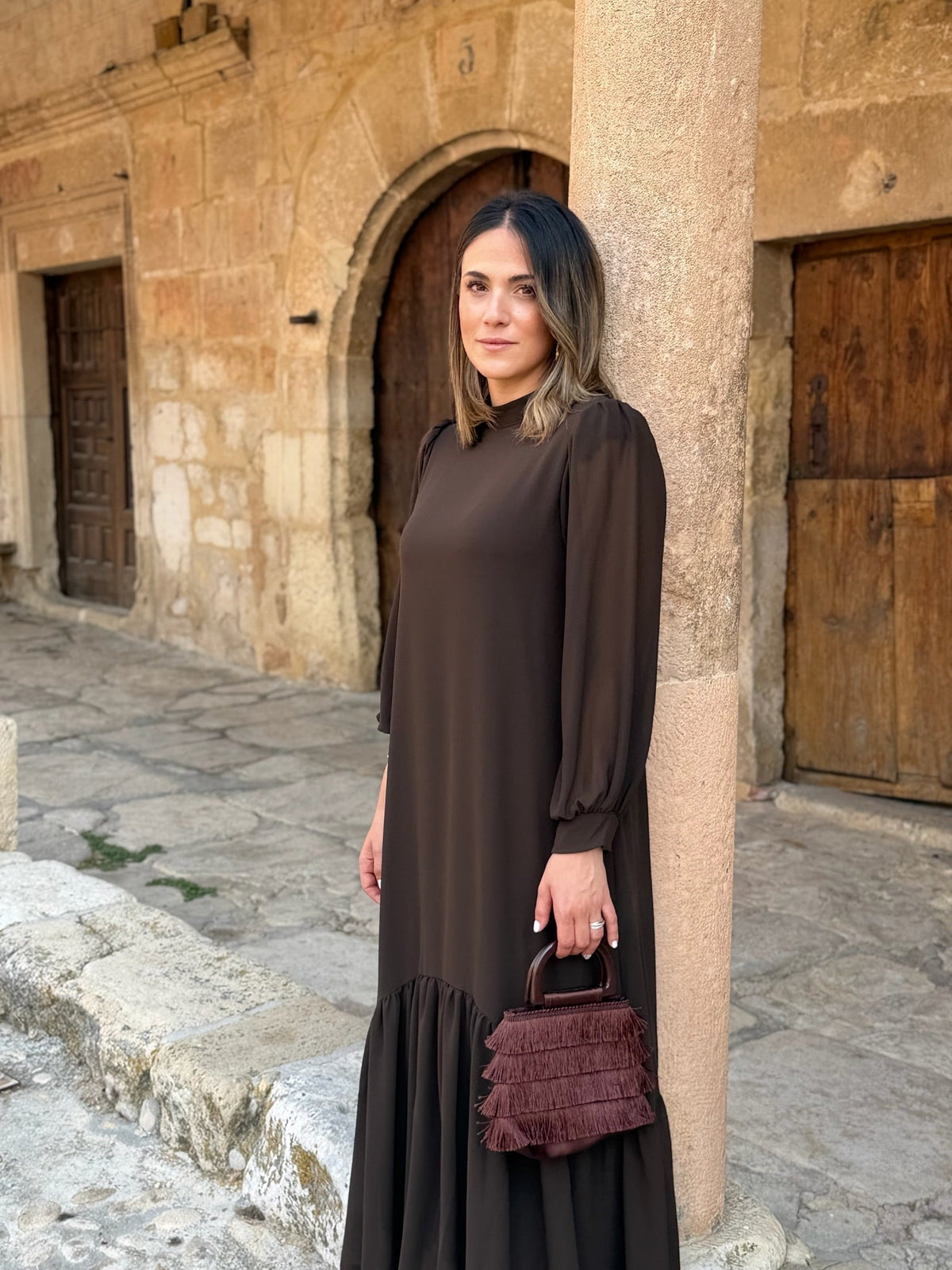 Regina | Vestido Liso con Volante Asimétrico