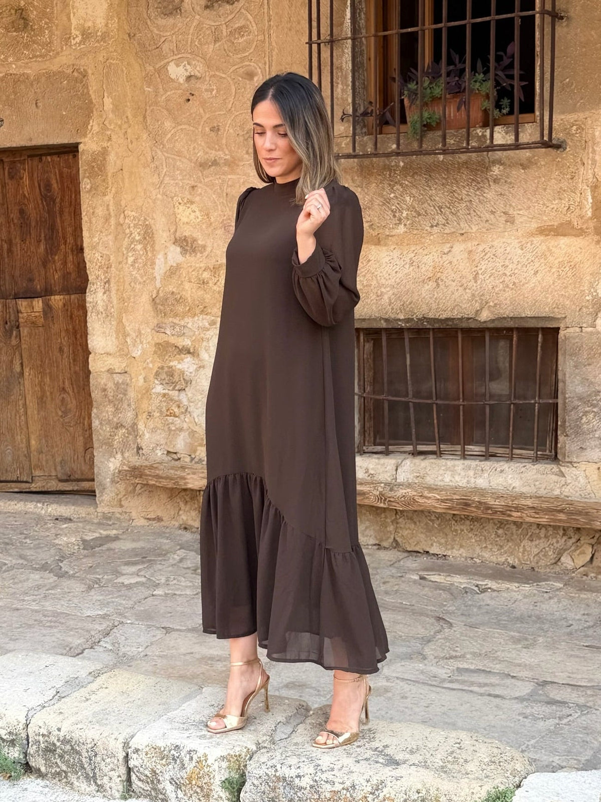 Regina | Vestido Liso con Volante Asimétrico
