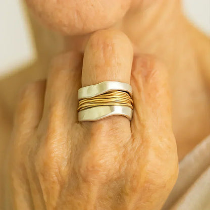 Rebeca | Anillo Plateado con Hilos Dorados