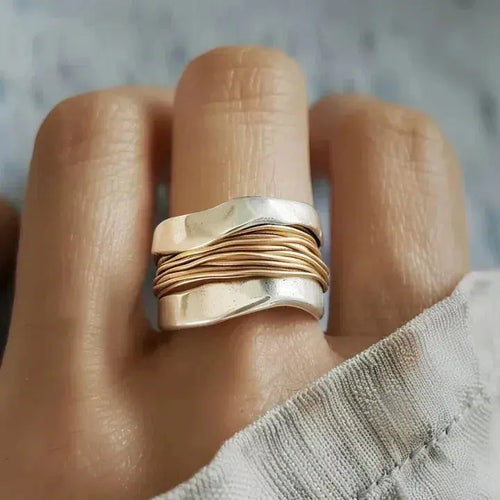Rebeca | Anillo Plateado con Hilos Dorados
