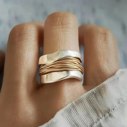 Rebeca | Anillo Plateado con Hilos Dorados